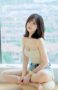  丰满美女性感白嫩写真图片图集